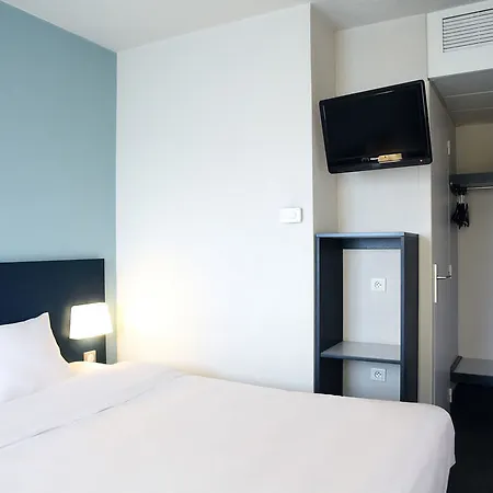 B&B Hotel Hyeres Отель Йер